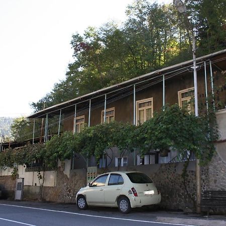 Guest House Nima Borjomi Eksteriør billede