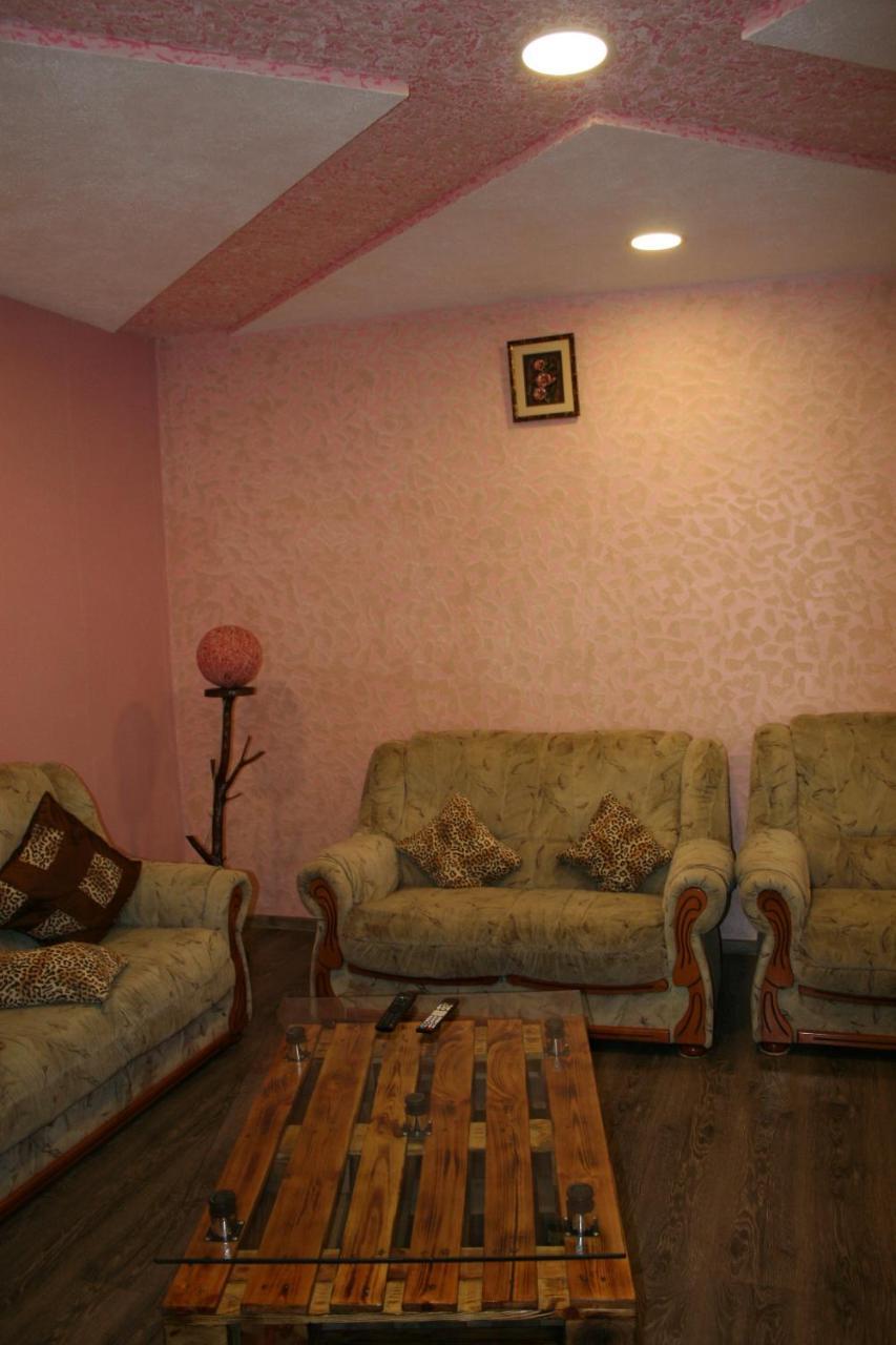Guest House Nima Borjomi Eksteriør billede