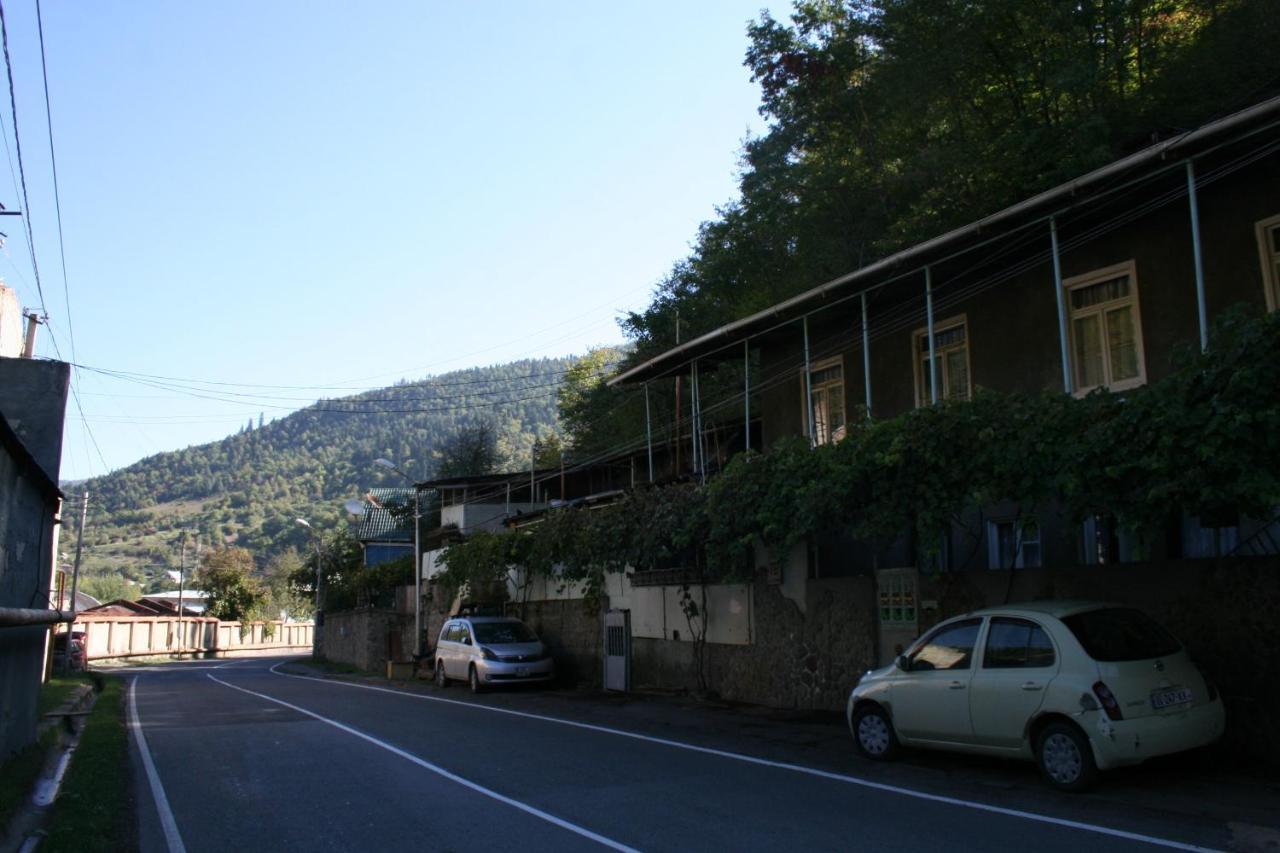 Guest House Nima Borjomi Eksteriør billede